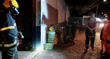 Corpo de Bombeiros combate incêndio em fábrica de calçados em Patos de Minas Corpo de Bombeiros combate incêndio em fábrica de calçados em Patos de Minas