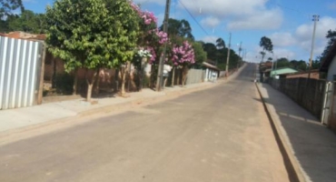 Criança de 12 anos é agredida com vassouradas por pisar em calçada que estava sendo lavada Criança de 12 anos é agredida com vassouradas por pisar em calçada que estava sendo lavada