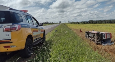 Ambulância tomba após motorista tentar evitar colisão frontal na BR-146 em Cruzeiro da Fortaleza Ambulância tomba após motorista tentar evitar colisão frontal na BR-146 em Cruzeiro da Fortaleza