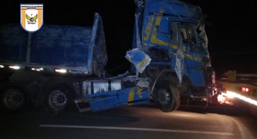 Serra do Salitre: carreta carregada com polvilho tomba na BR-164 e motorista fica ferido fica ferido Serra do Salitre: carreta carregada com polvilho tomba na BR-164 e motorista fica ferido fica ferido