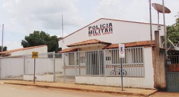 Briga de casal: mulher esfaqueia companheiro na cidade de Lagamar Briga de casal: mulher esfaqueia companheiro na cidade de Lagamar