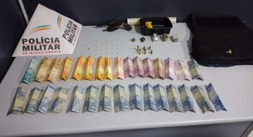 Dupla é presa com arma de fogo, munições, drogas e colete balístico, no bairro Coração Eucarístico em Patos de Minas Dupla é presa com arma de fogo, munições, drogas e colete balístico, no bairro Coração Eucarístico em Patos de Minas