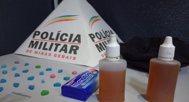 Jovens são presos com comprimidos de ecstasy, MDMA e lança perfume indo para festa de Carnaval, em Patos de Minas Jovens são presos com comprimidos de ecstasy, MDMA e lança perfume indo para festa de Carnaval, em Patos de Minas