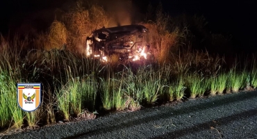 Motorista fica levemente ferida após veículo capotar e pegar fogo na BR-146 Motorista fica levemente ferida após veículo capotar e pegar fogo na BR-146
