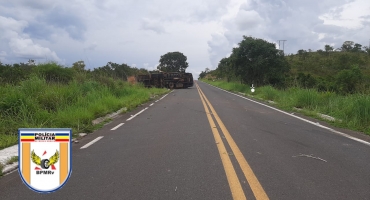 Motorista e passageiro ficam feridos em acidente com caminhão carregado com frios na LMG-740, em Presidente Olegário Motorista e passageiro ficam feridos em acidente com caminhão carregado com frios na LMG-740, em Presidente Olegário