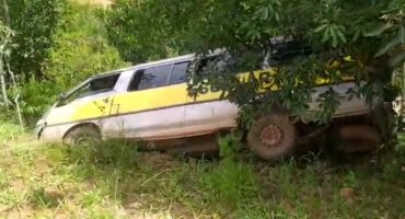 Van escolar com dois estudantes de 5 e 7 anos fica presa a vegetação após descer barranco na zona rural de Presidente Olegário Van escolar com dois estudantes de 5 e 7 anos fica presa a vegetação após descer barranco na zona rural de Presidente Olegário