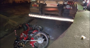 Motoqueiro inabilitado fica gravemente ferido após bater moto na traseira de carreta em Patos de Minas Motoqueiro inabilitado fica gravemente ferido após bater moto na traseira de carreta em Patos de Minas