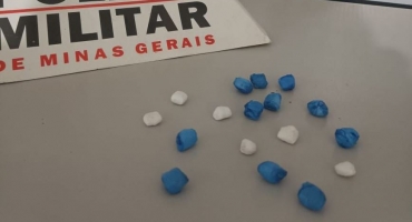 Lagoa Formosa - Mulher é presa pela Polícia Militar com pedras de crack na região de Campo Bonito Lagoa Formosa - Mulher é presa pela Polícia Militar com pedras de crack na região de Campo Bonito