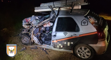 Colisão frontal entre automóvel e carreta na BR-354, no município de Rio Paranaíba, deixa motorista gravemente ferido Colisão frontal entre automóvel e carreta na BR-354, no município de Rio Paranaíba, deixa motorista gravemente ferido