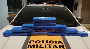 Mulher de 21 anos é presa com grande quantidade de droga dentro de veículo na MG-188 no município de Coromandel Mulher de 21 anos é presa com grande quantidade de droga dentro de veículo na MG-188 no município de Coromandel