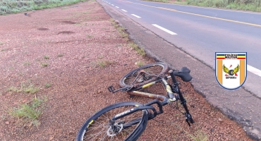 Motorista de carreta afirma que homem se jogou na frente da carreta que ele conduzia; a vítima morreu no local Motorista de carreta afirma que homem se jogou na frente da carreta que ele conduzia; a vítima morreu no local
