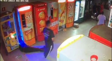 Imagem mostra indivíduo matando adolescente a tiros dentro bar no município de Patrocínio Imagem mostra indivíduo matando adolescente a tiros dentro bar no município de Patrocínio