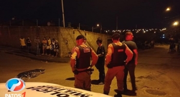 Adolescente que teria matado mulher em Patos de Minas leva tiro na mão; suspeita da polícia é que tenha sido acidental Adolescente que teria matado mulher em Patos de Minas leva tiro na mão; suspeita da polícia é que tenha sido acidental