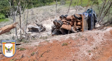 Motorista de bitrem fica ferido após perder controle direcional e sair da pista na MGC-354 Motorista de bitrem fica ferido após perder controle direcional e sair da pista na MGC-354