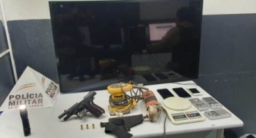 PM recupera produtos furtados na zona rural de Patos de Minas e apreende pistola PM recupera produtos furtados na zona rural de Patos de Minas e apreende pistola