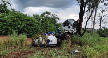 Caminhão sofre aquaplanagem sai da pista e colide contra árvore na MGC-354; duas pessoas ficam feridas Caminhão sofre aquaplanagem sai da pista e colide contra árvore na MGC-354; duas pessoas ficam feridas