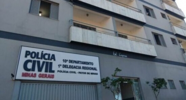Mãe adotiva agride filha com golpes de Mãe adotiva agride filha com golpes de