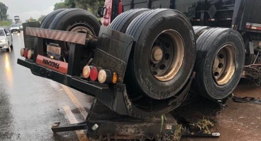 Caçamba desprende de reboque de bitrem e provoca acidente na BR-354 no município de Lagoa Formosa Caçamba desprende de reboque de bitrem e provoca acidente na BR-354 no município de Lagoa Formosa