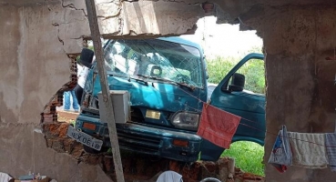 Veículo desgovernado atinge muro de casa no bairro Jardim Esperança em Patos de Minas e fere criança de 7 anos Veículo desgovernado atinge muro de casa no bairro Jardim Esperança em Patos de Minas e fere criança de 7 anos