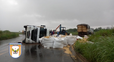 Motorista de carreta carregada com 30 toneladas de soja tomba no município de Serra do Salitre e motorista fica ferido Motorista de carreta carregada com 30 toneladas de soja tomba no município de Serra do Salitre e motorista fica ferido