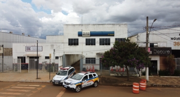 Lagoa Formosa - Ladrões invadem fazenda, trancam moradora em cômodo e roubam objetos e automóvel Lagoa Formosa - Ladrões invadem fazenda, trancam moradora em cômodo e roubam objetos e automóvel