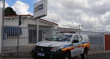 Filho esfaqueia o pai na cidade de Presidente Olegário Filho esfaqueia o pai na cidade de Presidente Olegário