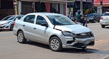 Duas pessoas ficam feridas em acidente envolvendo carro e moto no centro de Patos de Minas Duas pessoas ficam feridas em acidente envolvendo carro e moto no centro de Patos de Minas