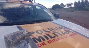 Patos de Minas - Passageiro de ônibus é flagrado transportando droga dentro de mochila na BR-352 Patos de Minas - Passageiro de ônibus é flagrado transportando droga dentro de mochila na BR-352