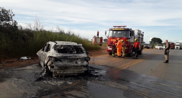Duas pessoas feridas em acidente entre carro e cavalo mecânico na BR-365; o automóvel pegou fogo Duas pessoas feridas em acidente entre carro e cavalo mecânico na BR-365; o automóvel pegou fogo