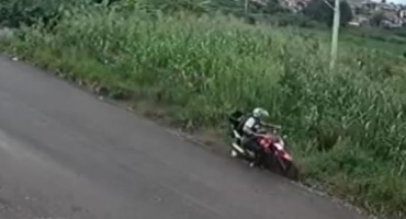 Imagem flagra motociclista provocando acidente em Patos de Minas e fugindo do local Imagem flagra motociclista provocando acidente em Patos de Minas e fugindo do local