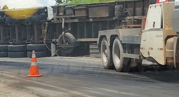 Acidente na BR-365 no município de Patos de Minas deixa motorista de carreta ferido Acidente na BR-365 no município de Patos de Minas deixa motorista de carreta ferido