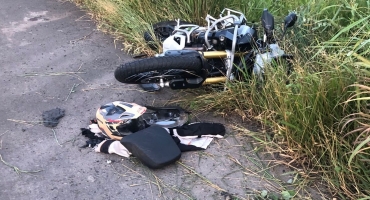 Patrocínio - Discussão de trânsito termina em colisão de carro contra motocicleta na BR-365 Patrocínio - Discussão de trânsito termina em colisão de carro contra motocicleta na BR-365