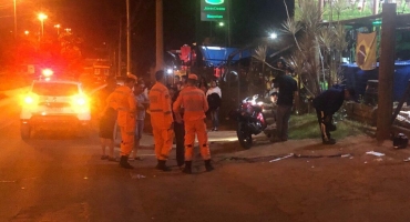 Motoqueiro de 18 anos morre após colidir veículo contra estaca de madeira na Avenida JK em Patos de Minas Motoqueiro de 18 anos morre após colidir veículo contra estaca de madeira na Avenida JK em Patos de Minas
