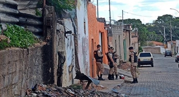 Polícia Militar realiza operação no Bairro Nossa Senhora Aparecida em Patos de Minas e um suspeito acaba ferido Polícia Militar realiza operação no Bairro Nossa Senhora Aparecida em Patos de Minas e um suspeito acaba ferido