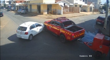 Automóvel avança parada obrigatória e bate em viatura do Corpo de Bombeiros de Patos de Minas Automóvel avança parada obrigatória e bate em viatura do Corpo de Bombeiros de Patos de Minas