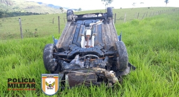 Serra do Salitre - Motorista capota carro em curva e precisa ser socorrido na BR-146 Serra do Salitre - Motorista capota carro em curva e precisa ser socorrido na BR-146