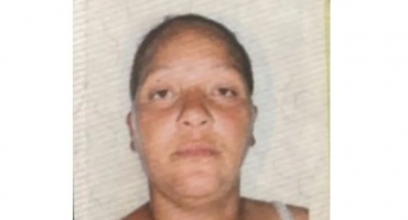Mulher é assassinada com golpe de faca por pegar blusa de suspeitas e não devolver Mulher é assassinada com golpe de faca por pegar blusa de suspeitas e não devolver