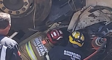 Motorista fica preso às ferragens em capotamento de carreta na BR-365 na “Curva da Morte” Motorista fica preso às ferragens em capotamento de carreta na BR-365 na “Curva da Morte”