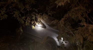 Motorista tem visão ofuscada e capota veículo na estrada de Trinta Paus em Patos de Minas Motorista tem visão ofuscada e capota veículo na estrada de Trinta Paus em Patos de Minas