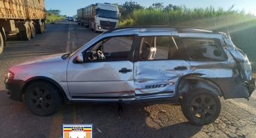 Carreta para na MGC-354 com problemas mecânicos e causa vários acidentes; duas pessoas ficaram feridas Carreta para na MGC-354 com problemas mecânicos e causa vários acidentes; duas pessoas ficaram feridas