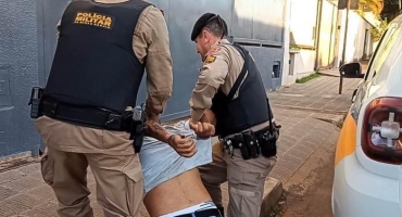 Confundido com autor de esfaqueamento, ladrão de carro teria confessado o crime após ser preso Confundido com autor de esfaqueamento, ladrão de carro teria confessado o crime após ser preso