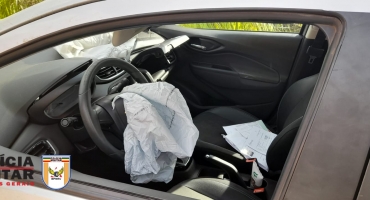 Motorista é socorrida desacordada após colidir automóvel em traseira de caminhão que pertence a empresa de Lagoa Formosa Motorista é socorrida desacordada após colidir automóvel em traseira de caminhão que pertence a empresa de Lagoa Formosa