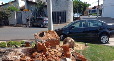 Após colisão carro sobe em passeio e destrói totem de loja de chocolates em Patos de Minas Após colisão carro sobe em passeio e destrói totem de loja de chocolates em Patos de Minas
