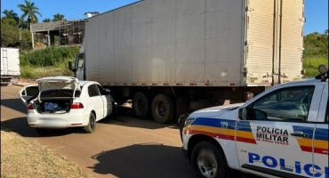 Após fugir de abordagem policial em Patos de Minas motorista colide contra caminhão estacionado Após fugir de abordagem policial em Patos de Minas motorista colide contra caminhão estacionado