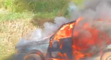 Incêndio destrói veículo na cidade de Patos de Minas Incêndio destrói veículo na cidade de Patos de Minas