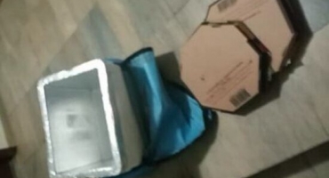 Cliente xinga e chuta mochila de entregador de pizza em Patos de Minas; motoboys fazem protesto Cliente xinga e chuta mochila de entregador de pizza em Patos de Minas; motoboys fazem protesto