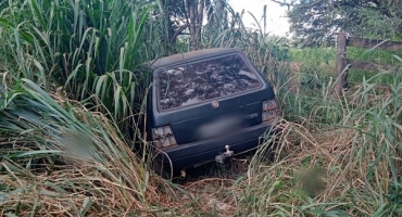 Patos de Minas - Veículo furtado é encontrado abandonado na região da Capela das Posses Patos de Minas - Veículo furtado é encontrado abandonado na região da Capela das Posses