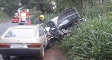 Após cair em buraco, motorista invade pista contrária e colide frontalmente contra outro carro na MG-230, município de Patrocínio Após cair em buraco, motorista invade pista contrária e colide frontalmente contra outro carro na MG-230, município de Patrocínio