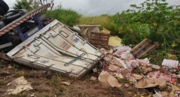 Motorista perde controle e tomba caminhão carregado de iogurte na BR-146, no município de Serra do Salitre Motorista perde controle e tomba caminhão carregado de iogurte na BR-146, no município de Serra do Salitre