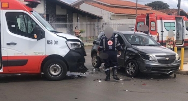 Ambulância do SAMU que seguia para realizar atendimento se envolve em acidente em Patos de Minas Ambulância do SAMU que seguia para realizar atendimento se envolve em acidente em Patos de Minas